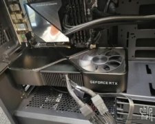 英偉達 RTX 3090 諜照曝光：體型龐大